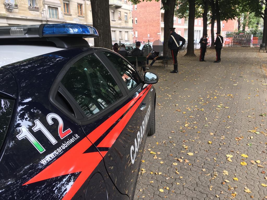 Clochard rapinato e aggredito in piazza