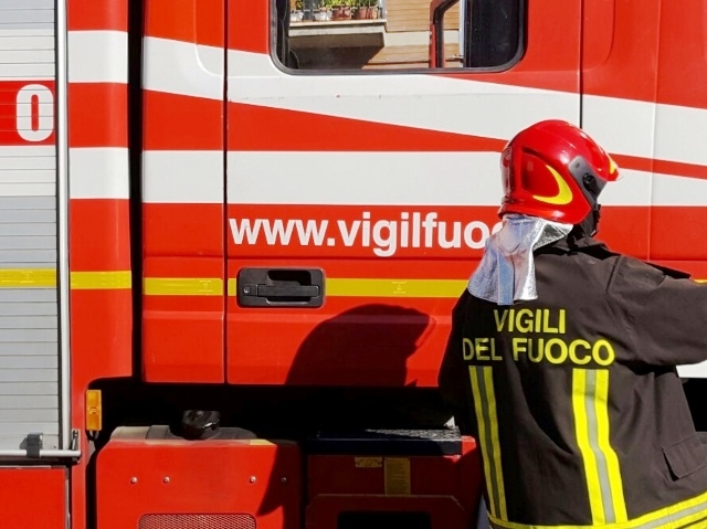 Bancali di legno in fiamme, intervento ancora in corso