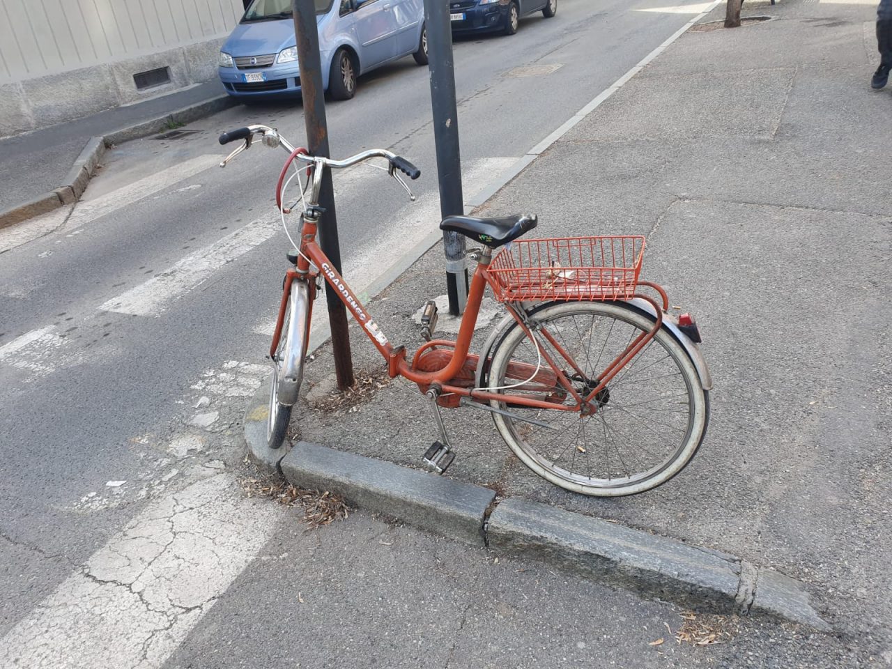 La bicicletta dell'anziano ciclista investito a Venaria Reale