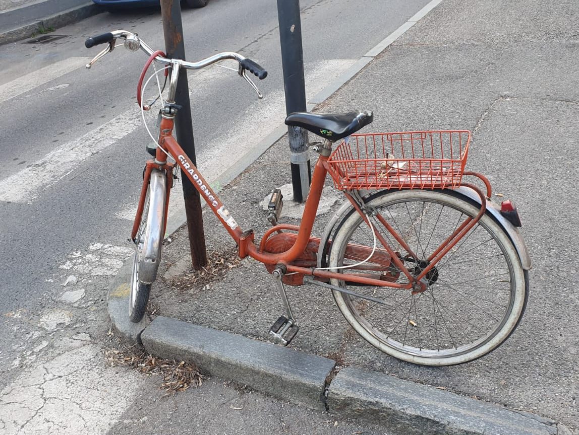 La bicicletta dell'anziano ciclista investito a Venaria Reale