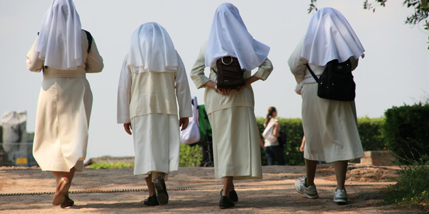 Si finge suora per sfuggire all’arresto