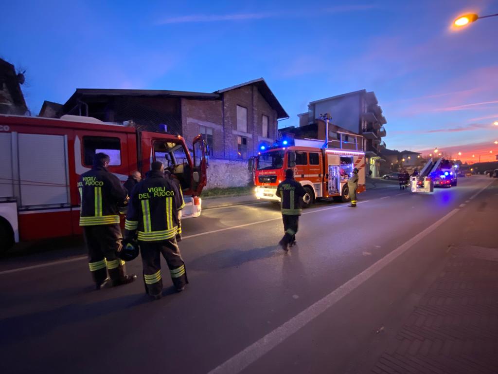 Numerose le squadre dei vigili del fuoco del comandro provinciale di Torino in azione per il grave incendio di Gassino