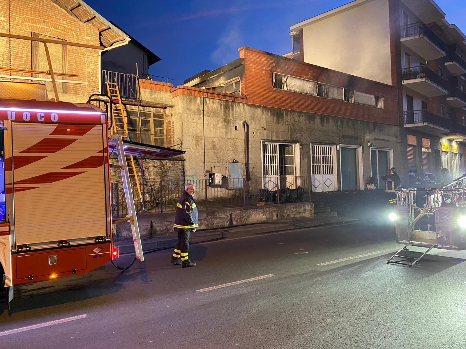 Numerose le squadre dei vigili del fuoco del comandro provinciale di Torino in azione per il grave incendio di Gassino