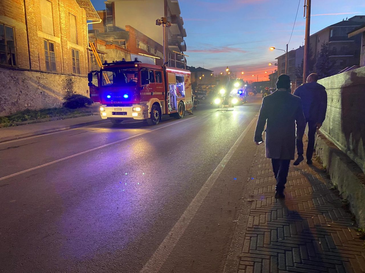 Grave incendio a Gassino, sul posto oltre ai soccorritori del 115 anche Polizia locale e sindaco