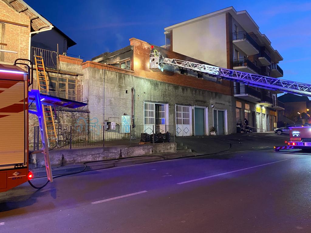 Grave incendio a Gassino, sul posto oltre ai soccorritori del 115 anche Polizia locale e sindaco