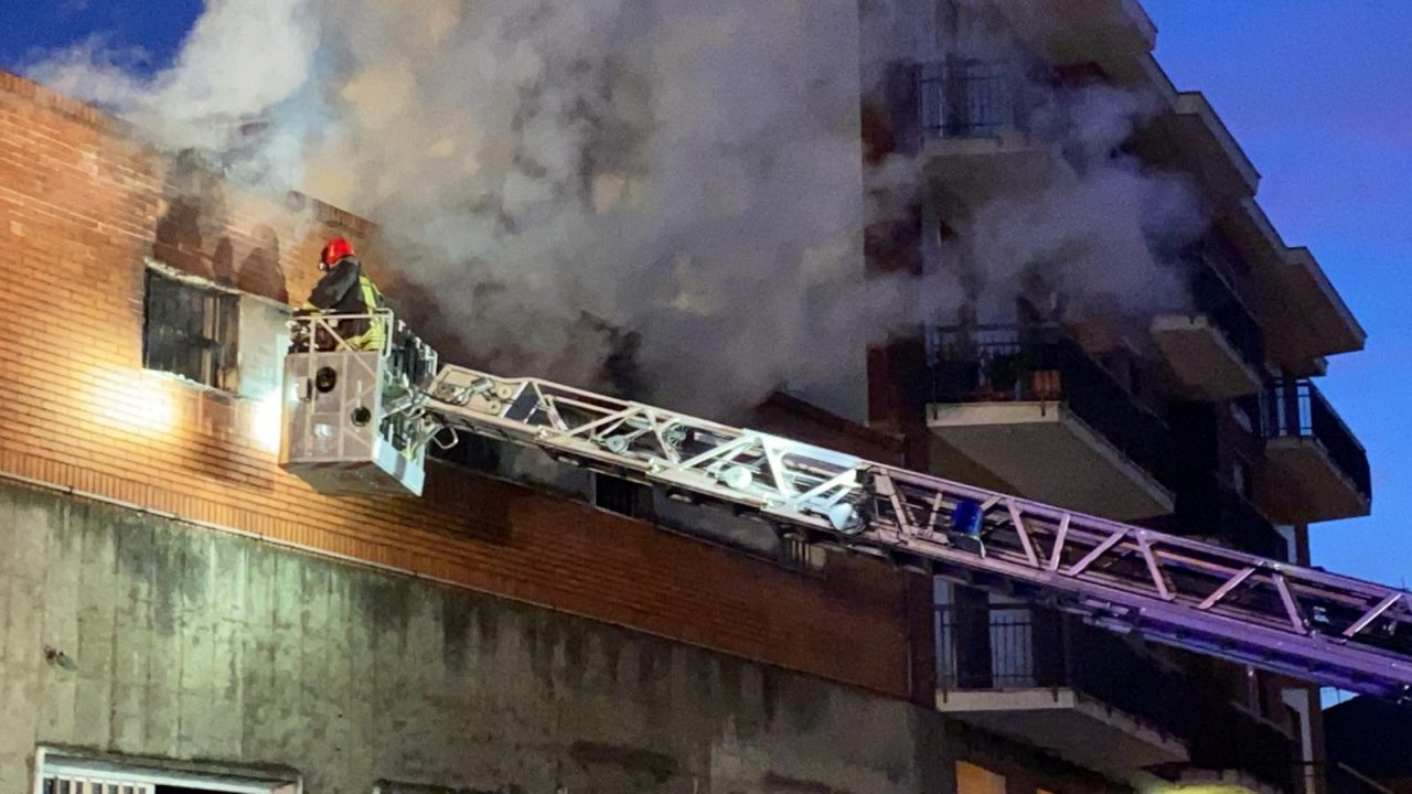 Traffico bloccato per consentire ai vigili del fuoco la messa in sicurezza dei locali colpiti dal grave incendio a Gassino