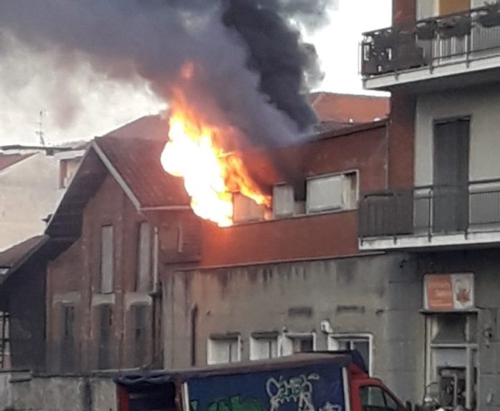Traffico bloccato per consentire ai vigili del fuoco la messa in sicurezza dei locali colpiti dal grave incendio a Gassino