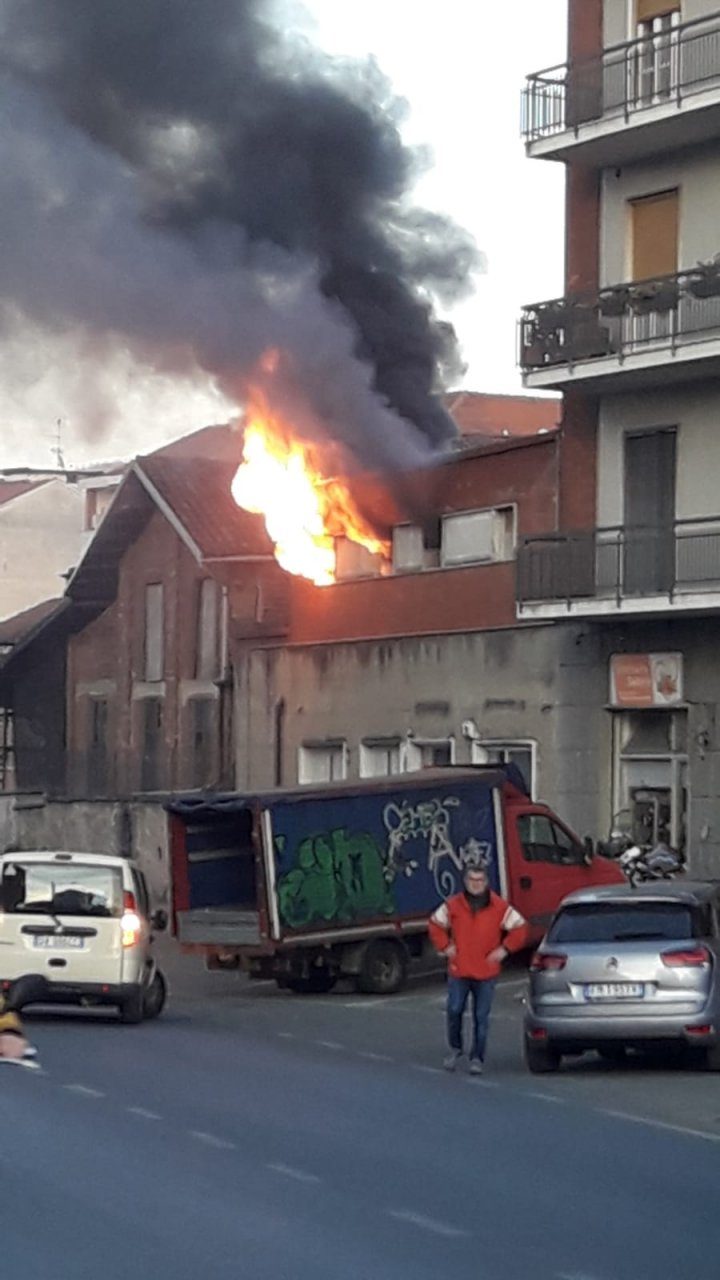 Grave incendio a Gassino, soccorsi in azione e traffico bloccato FOTO E VIDEO