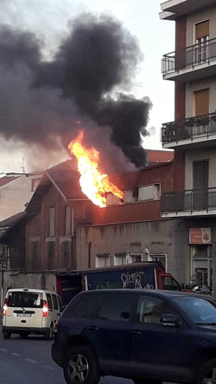 Traffico bloccato per consentire ai vigili del fuoco la messa in sicurezza dei locali colpiti dal grave incendio a Gassino