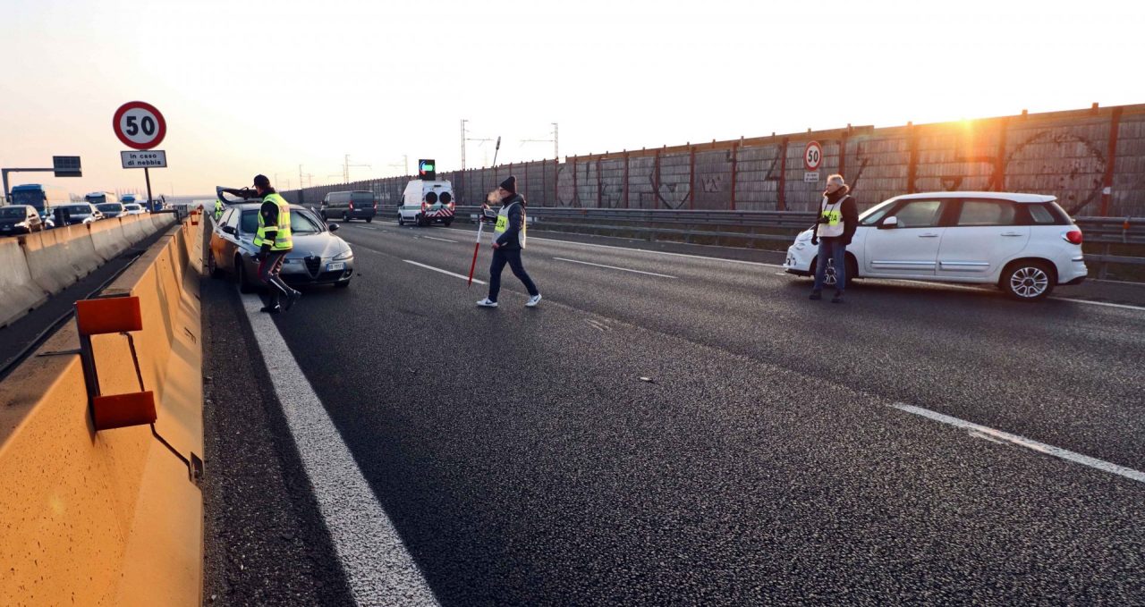 Operatori della Polizia Stradale di Novara Est al lavoro per i rilievi di rito