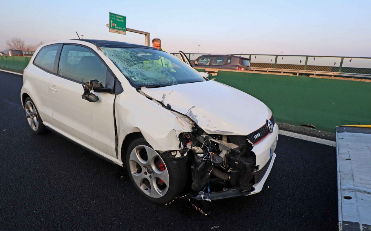 L'auto che ha travolto il giovane sulla carreggiata delle Torino-Milano
