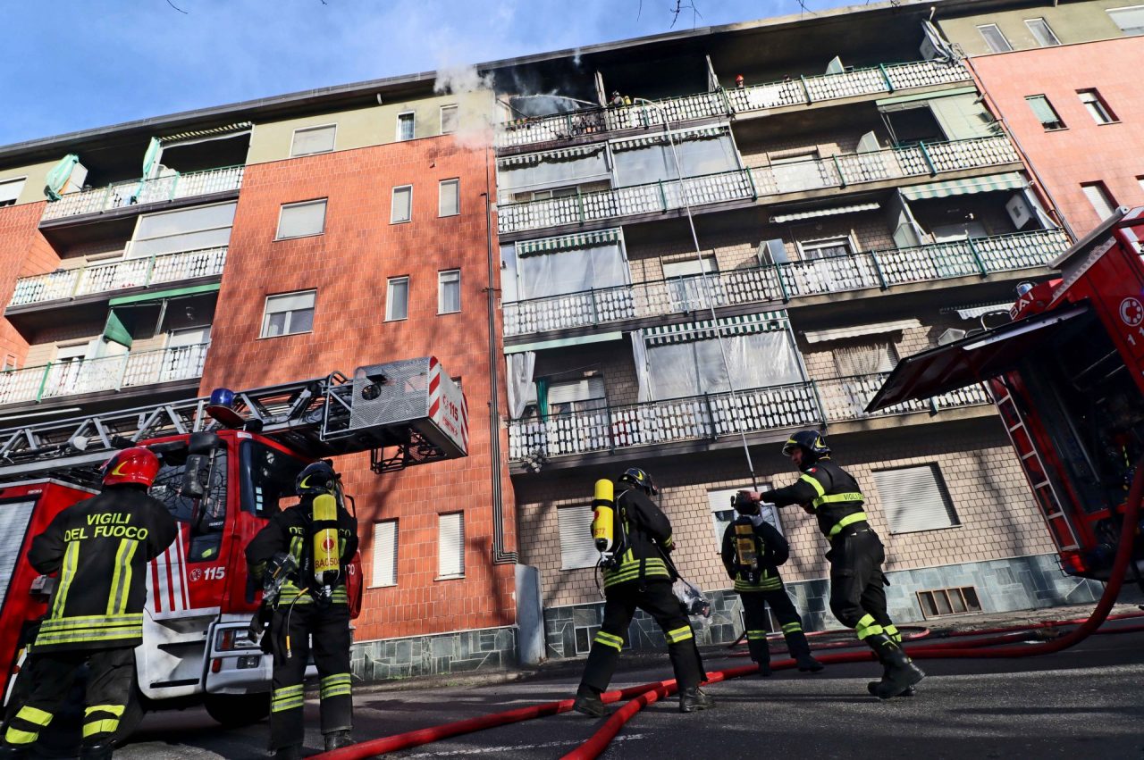 Incendio alloggio, paura tra i residenti del Borgo Nuovo FOTO E VIDEO