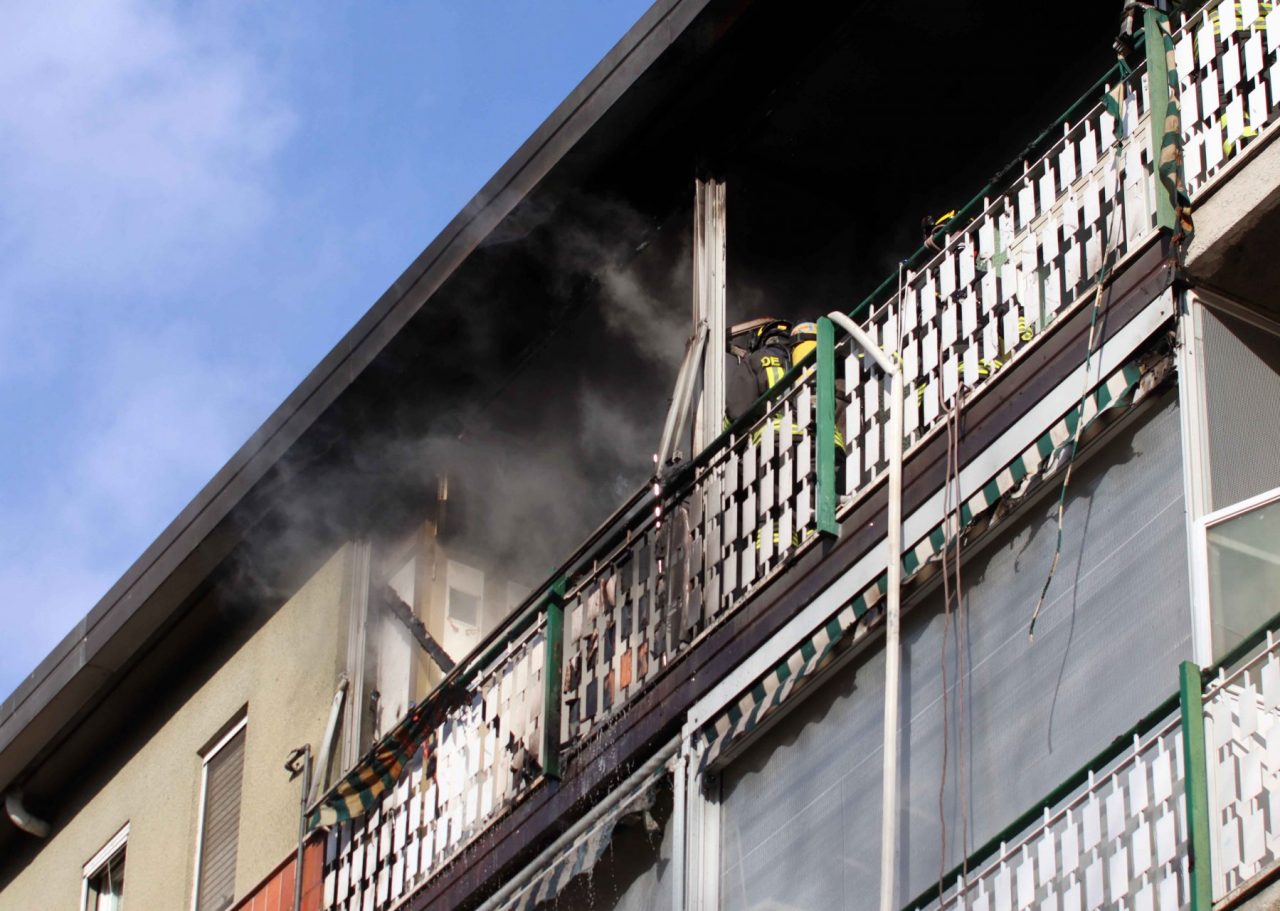 L'intervento dei vigili del fuoco per l'incendio a Settimo, con l'impiego dell'autoscala