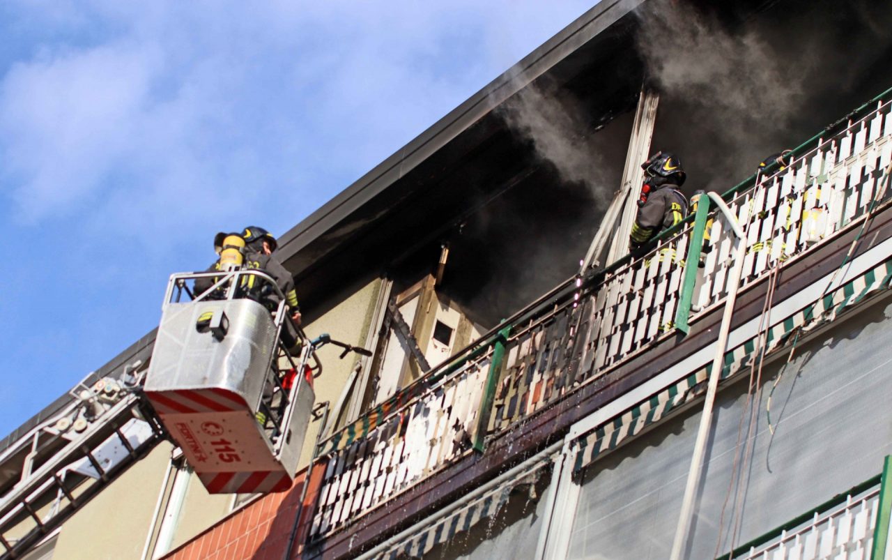 L'intervento dei vigili del fuoco per l'incendio a Settimo, con l'impiego dell'autoscala