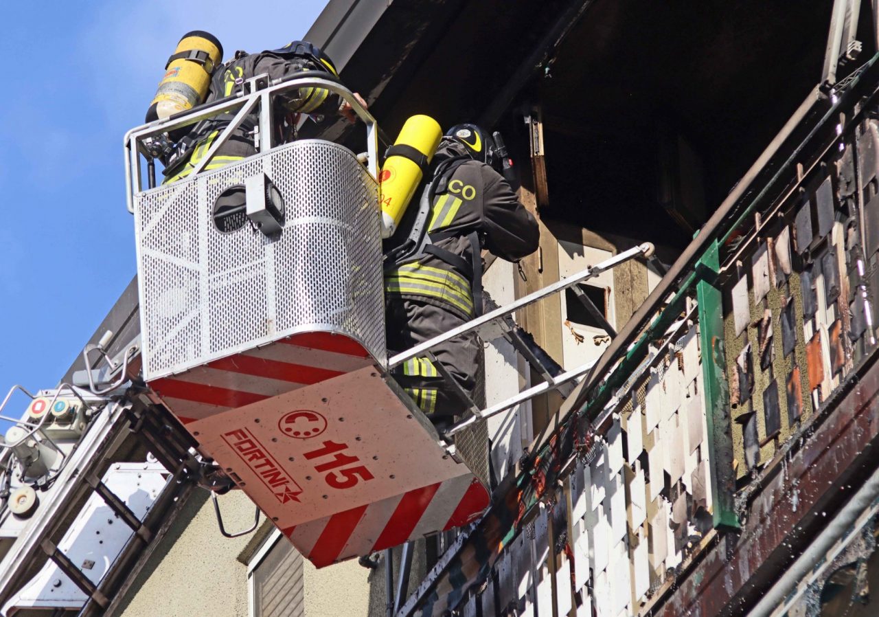I vigili del fuoco hanno raggiunto l'alloggio interessato dall'incendio con l'autoscala