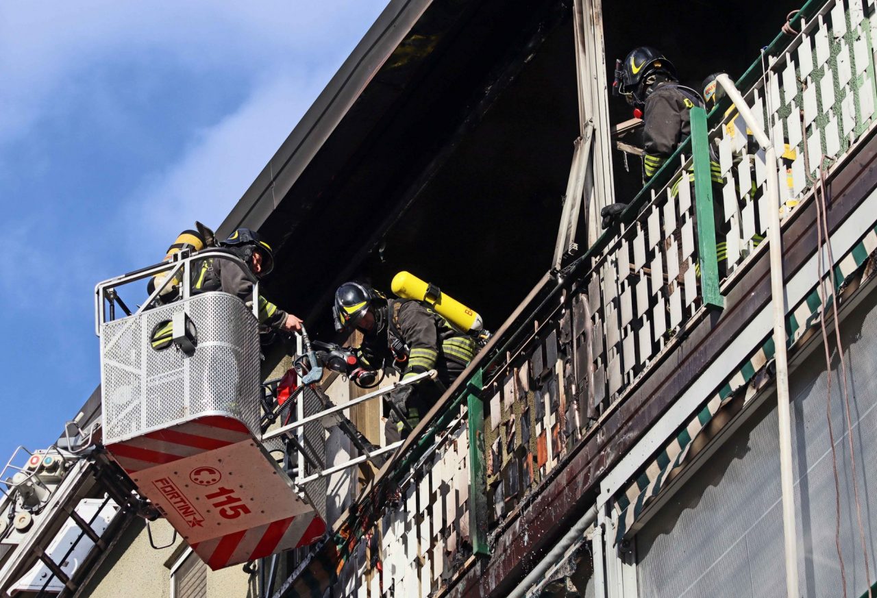 I vigili del fuoco hanno raggiunto l'alloggio interessato dall'incendio con l'autoscala