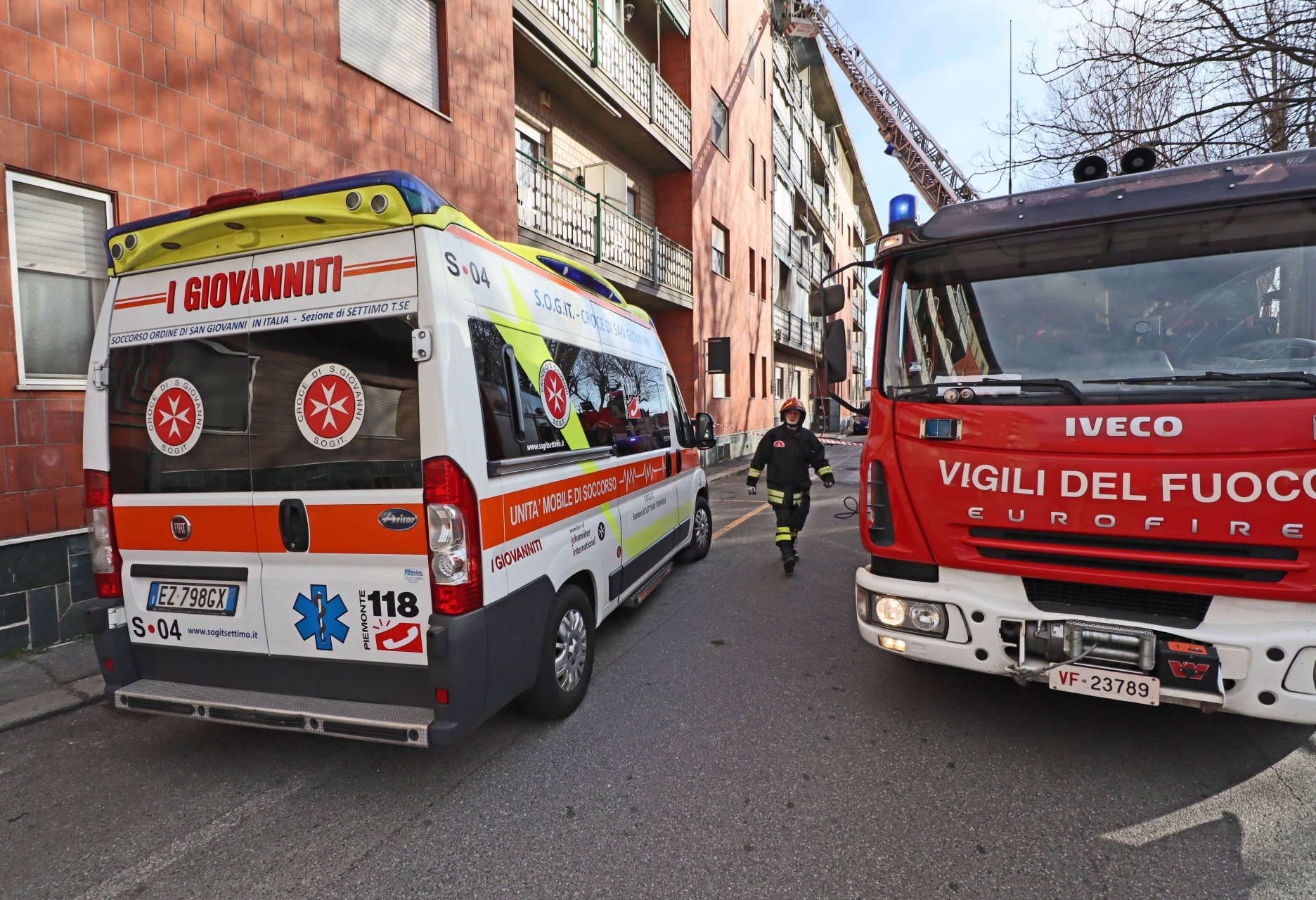 In azione, oltre ai vigili del fuoco, anche i sanitari di Croce Rossa e Sogit