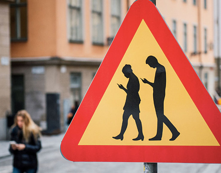 Pedoni e automobilisti con lo smartphone: arrivano i provvedimenti
