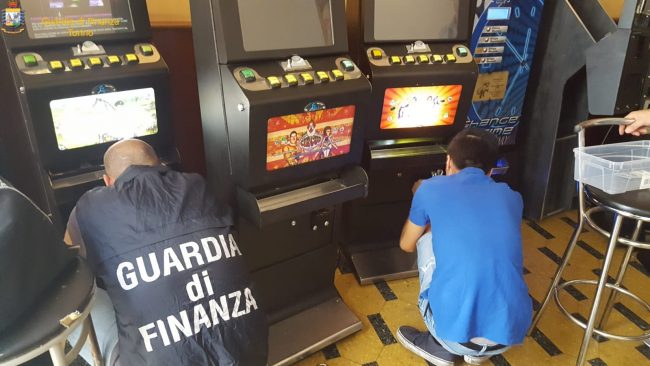 Operazione Cristallo, sequestrate oltre mille slot-machine manomesse