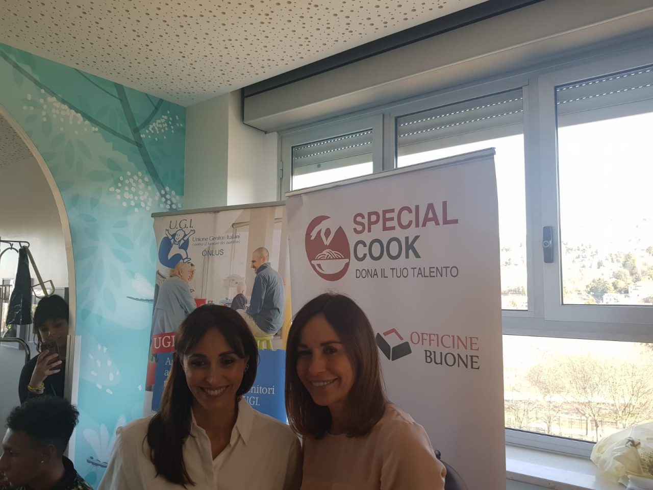 Benedetta e Cristina Parodi cucinano per i bimbi del Regina Margherita LE FOTO