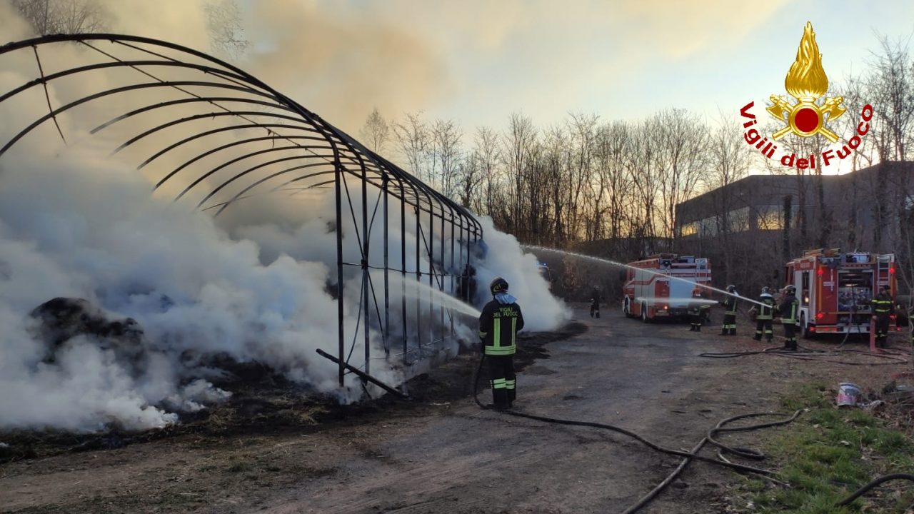 Incendio in un fienile, l’intervento per domare le fiamme