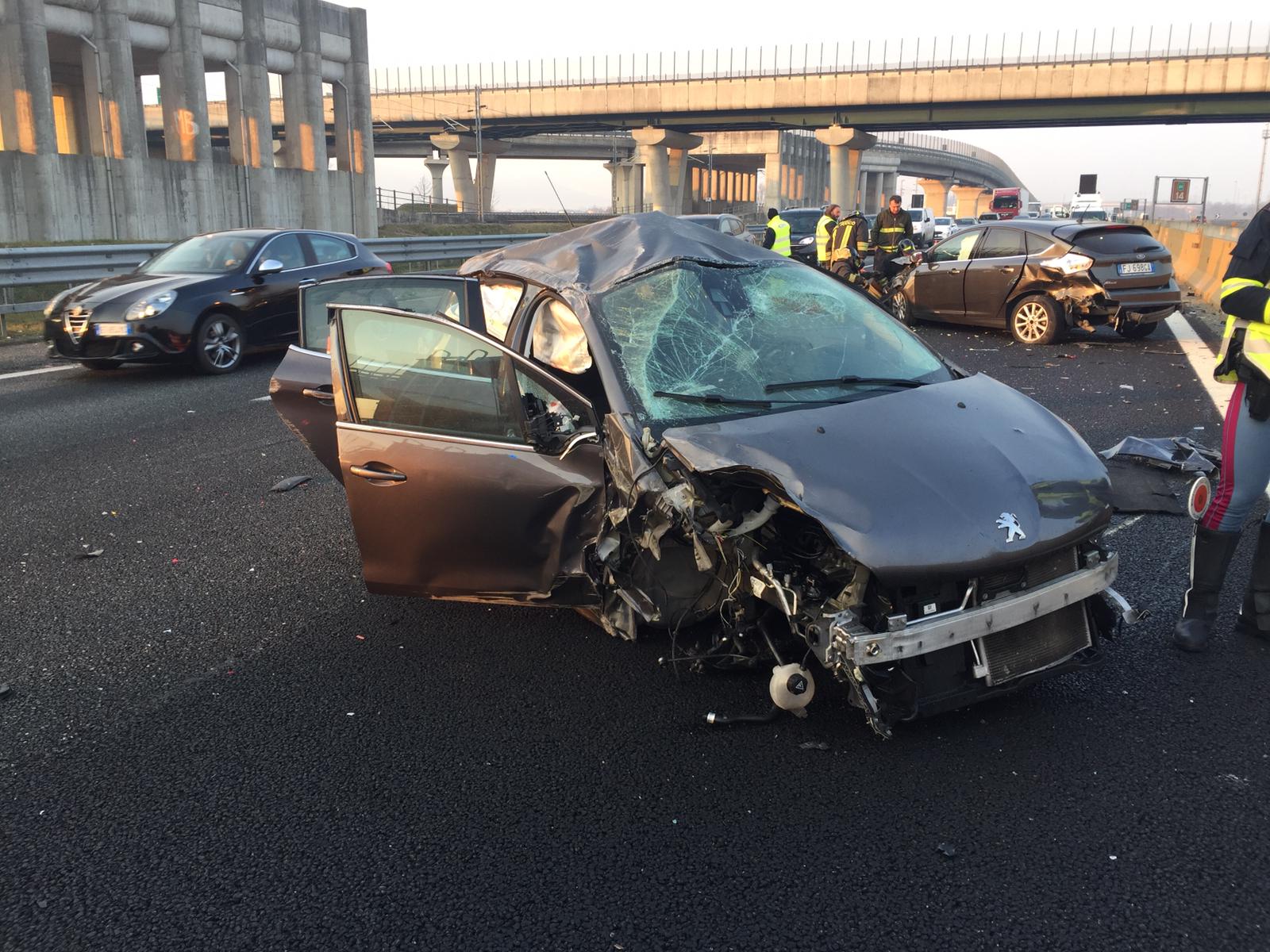 Incidente sull'autostrada A4, feriti in ospedale. Lo scontro sulla Torino-Milano è avvenuto questa mattina poco prima delle 7. 