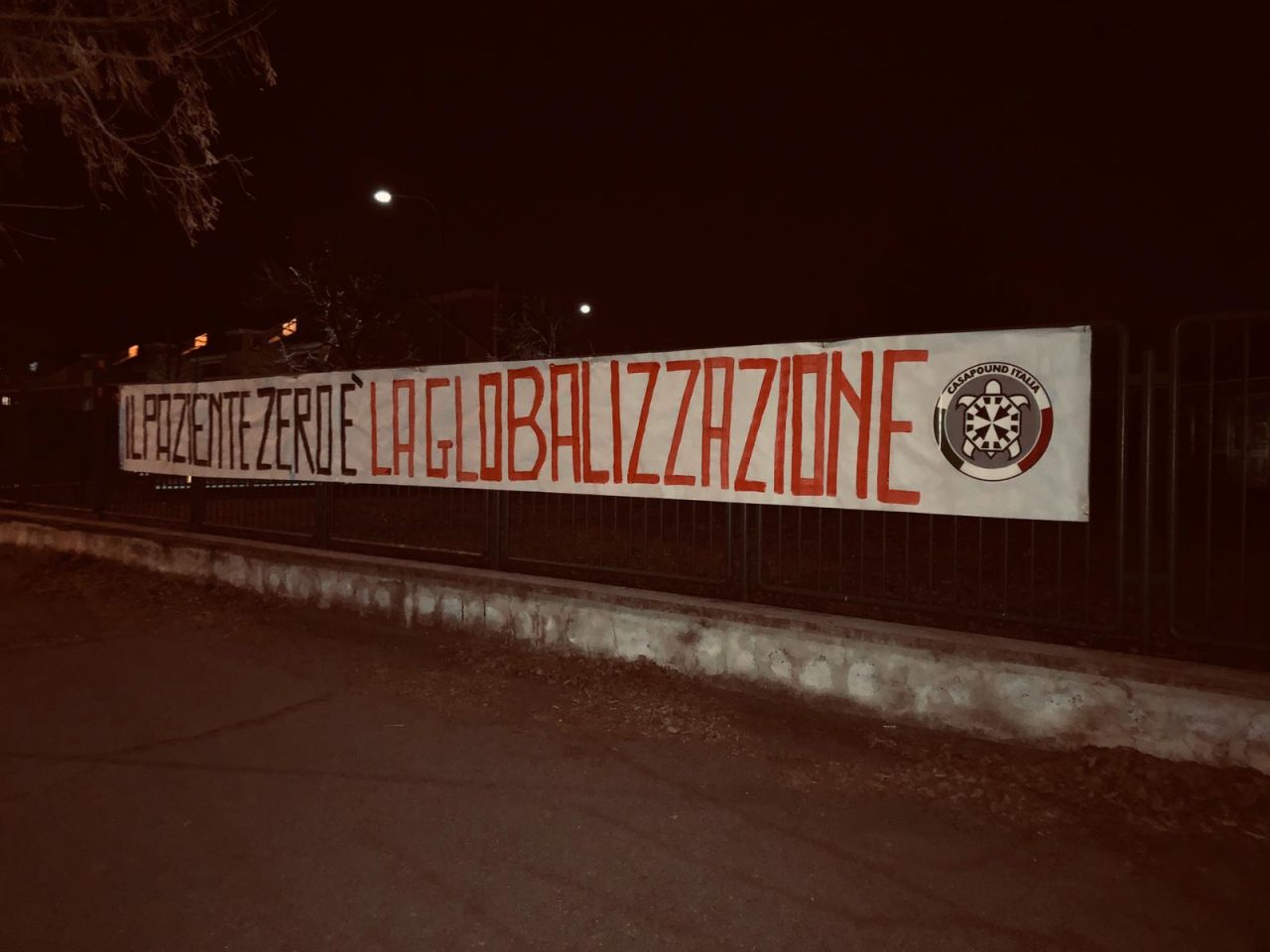 Striscioni di CasaPound contro globalizzazione e coronavirus