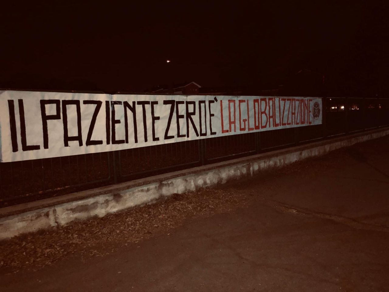 Striscioni di CasaPound contro globalizzazione e coronavirus