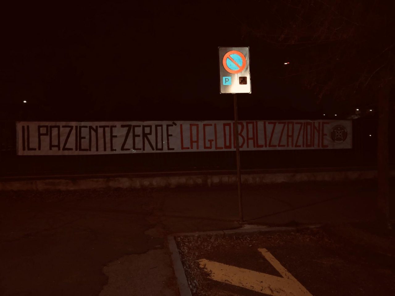 Striscioni di CasaPound contro globalizzazione e coronavirus