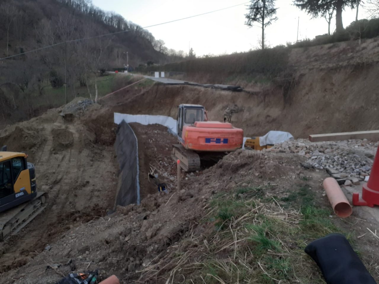 Proseguono i lavori per riaprire la strada a Cordova