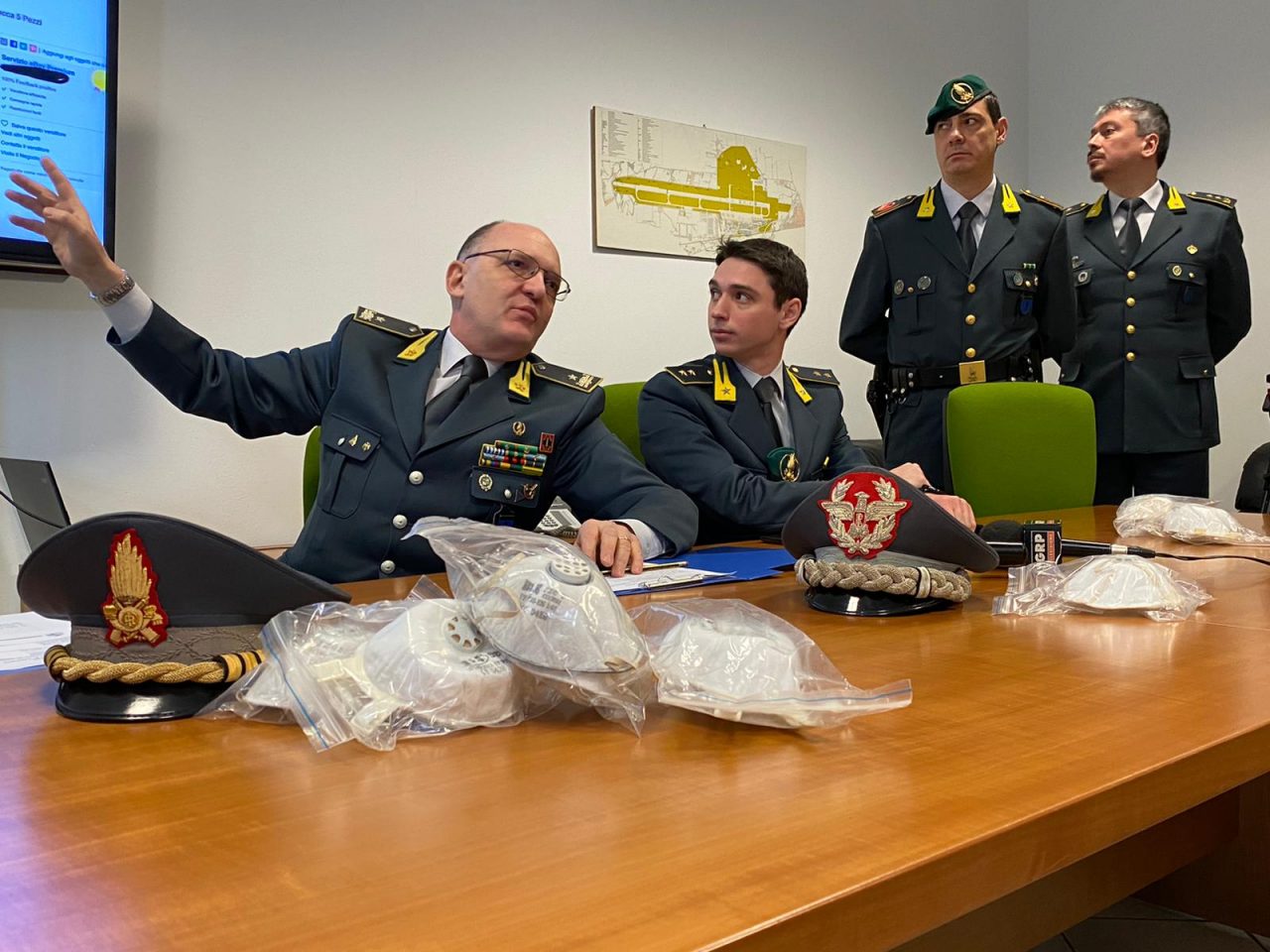 Covid-19, la Finanza scopre una maxi truffa da 500mila mascherine IL VIDEO