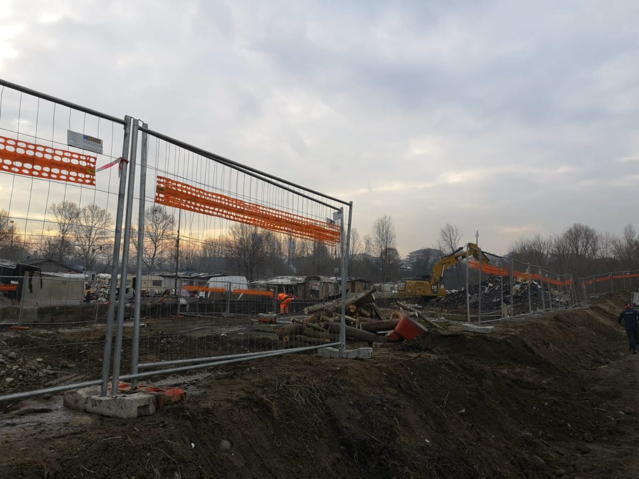 Campo rom di strada Aeroporto, iniziato abbattimento case abusive e baracche