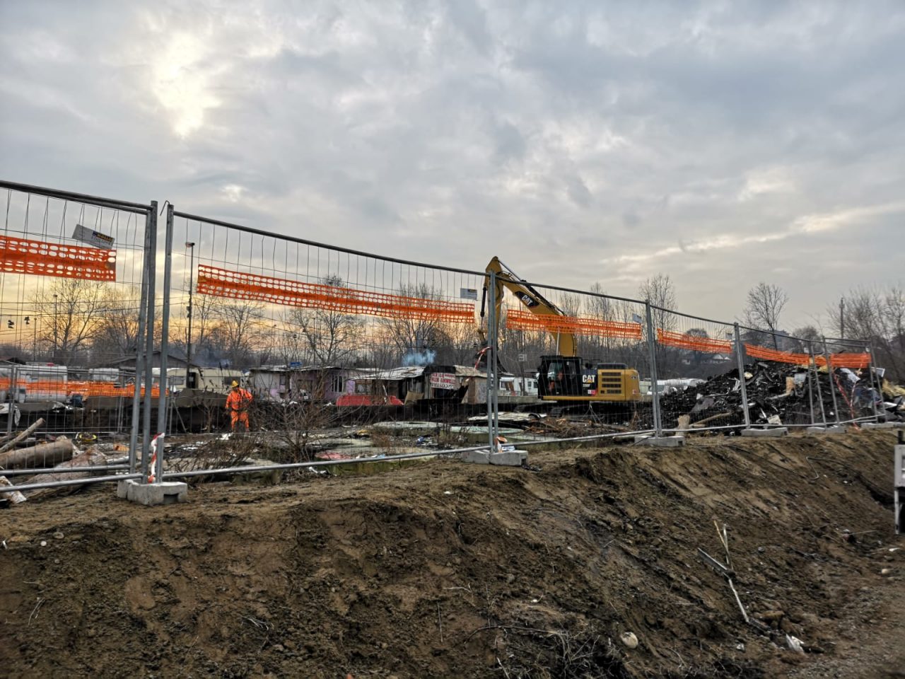 Campo rom di strada Aeroporto, via all’abbattimento ma FDI protesta