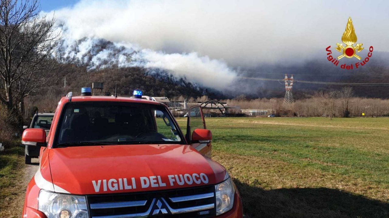 Incendio boschivo in valle, intervengono gli elicotteri IL VIDEO