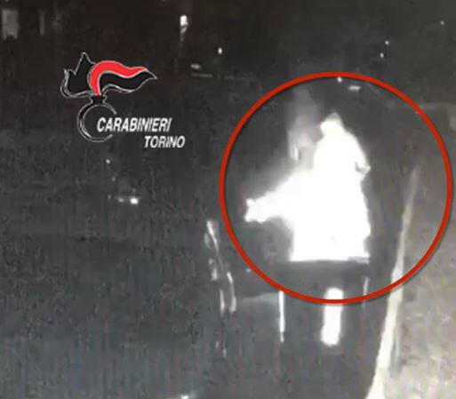 Piromane incendia veicoli nella provincia di Torino – IL VIDEO