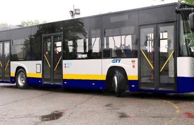 Papà molesta una ragazza su un bus