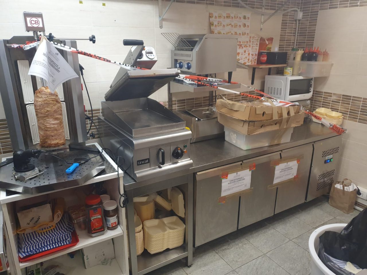 Cucina degli orrori, la Municipale chiude un locale del centro storico LE FOTO