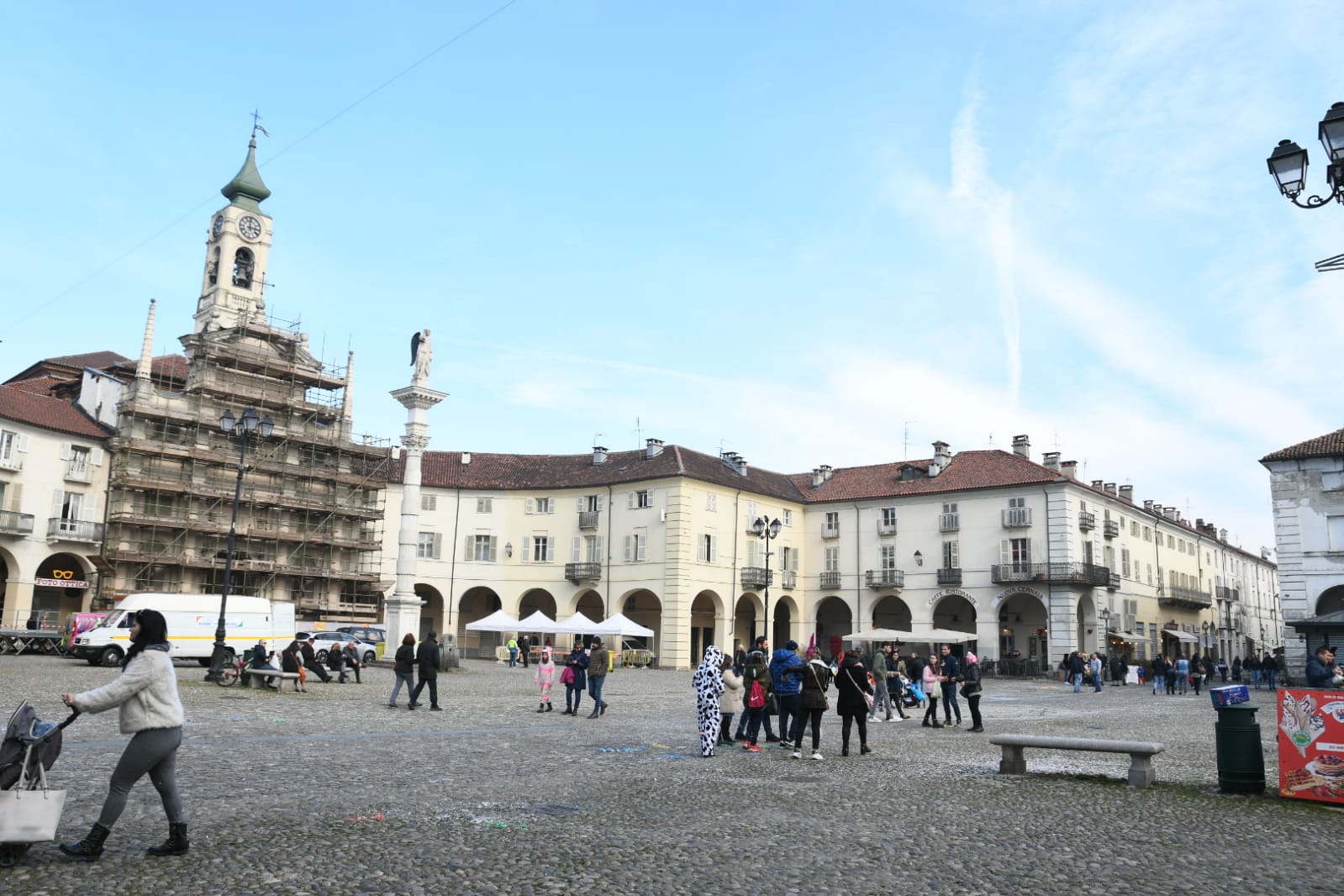 Piazza Annunziata deserta per la sospensione del Real Carnevale di Venaria