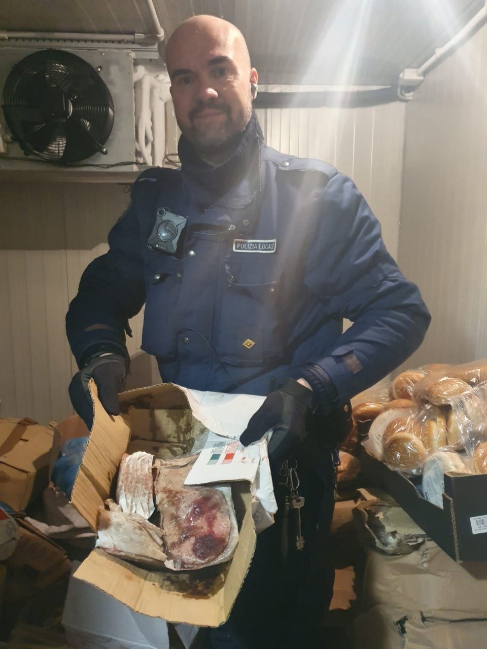 Un momento del controllo da parte degli agenti della Polizia locale