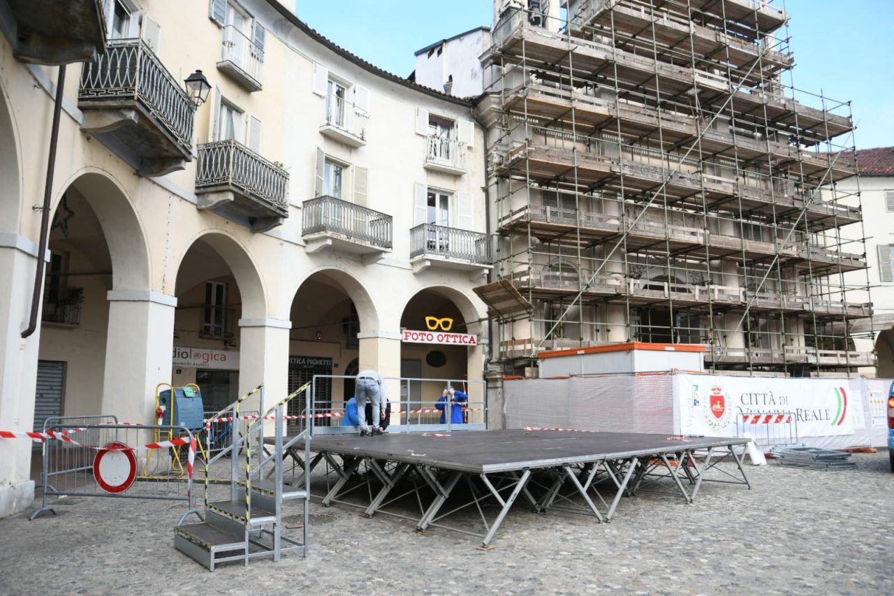 I volontari smontano il palco del Real Carnevale di Venaria Reale
