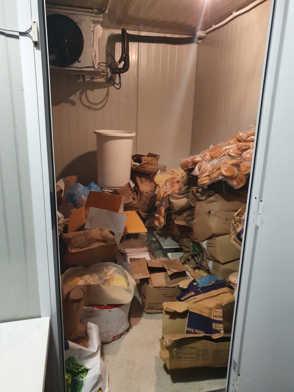 Lo stato degli ambienti del locale sequestrato