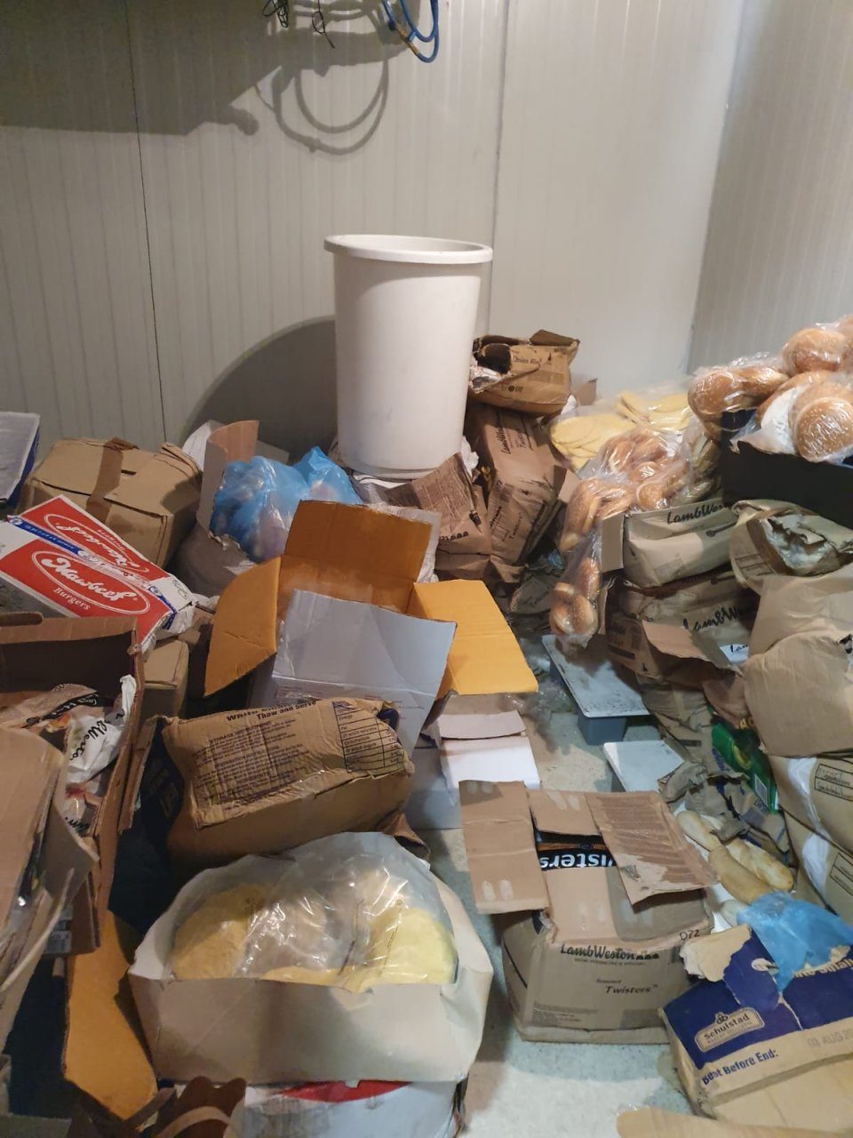 Decine di confezioni di alimenti mal conservate e stivate all'interno del locale