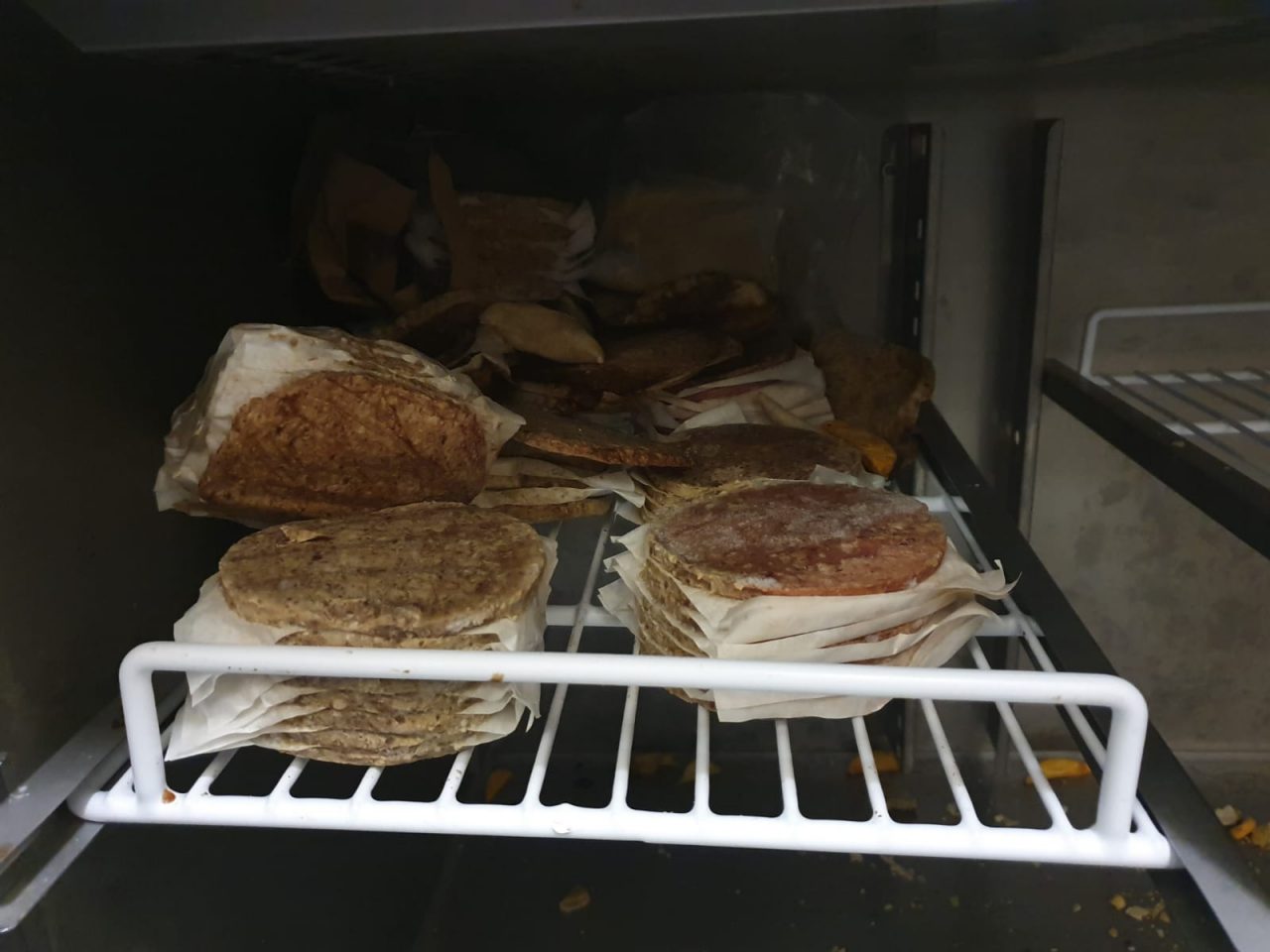 Decine di confezioni di alimenti mal conservate e stivate all'interno del locale