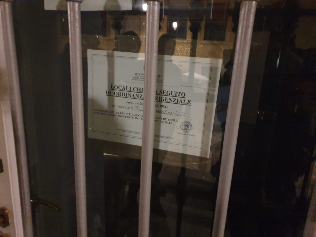 Un momento del controllo da parte degli agenti della Polizia locale