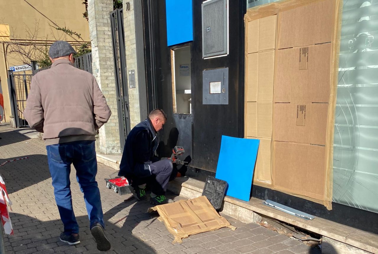 Fanno esplodere il bancomat, paura nella notte.