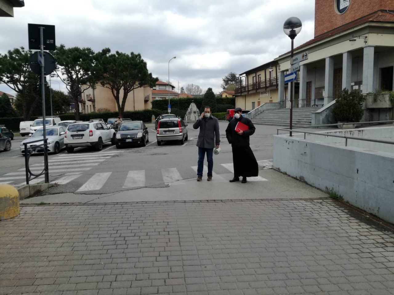 Sindaco e parroco in giro per Castiglione a salutare le famiglie. VIDEO E  FOTO