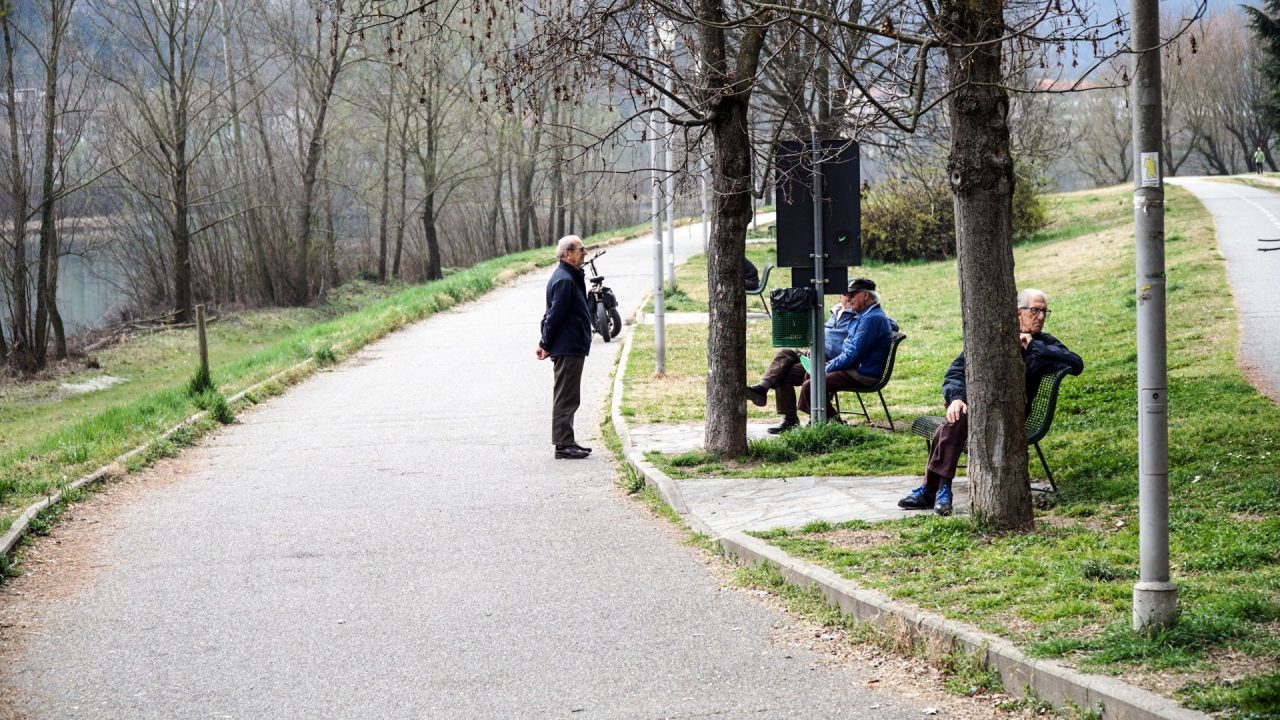 Coronavirus, il sindaco nei parchi: “Restate a casa”