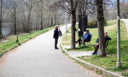 Coronavirus, il sindaco nei parchi: "Restate a casa"