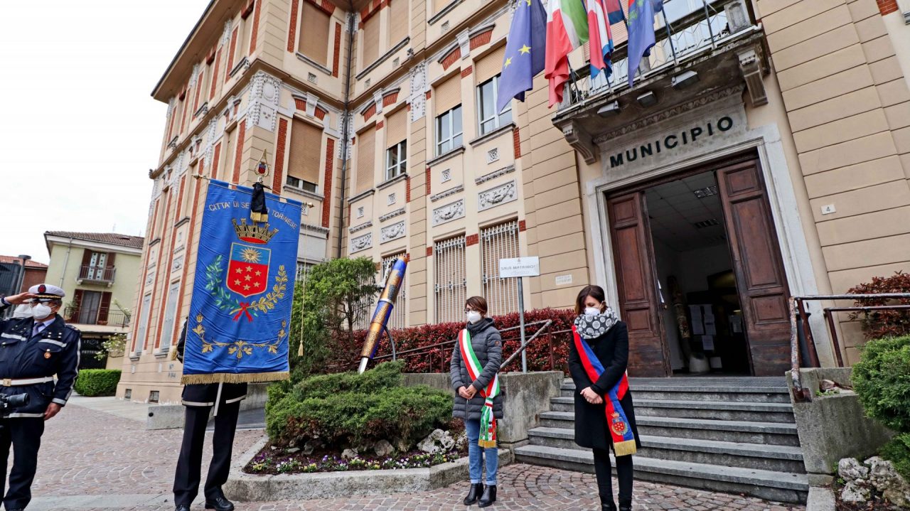 Bandiere a mezz’asta e minuto di silenzio: i Comuni piangono le vittime del Coronavirus I VIDEO