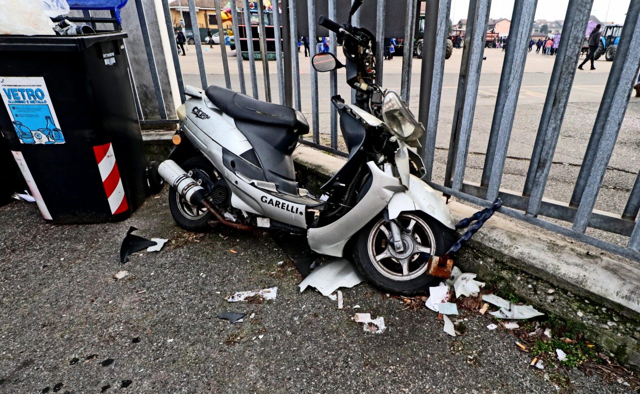Scooter abbandonato da mesi nell’area mercatale: di chi è?